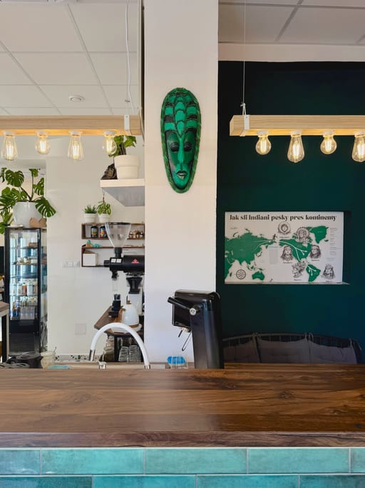 Bar s maskou a mapou